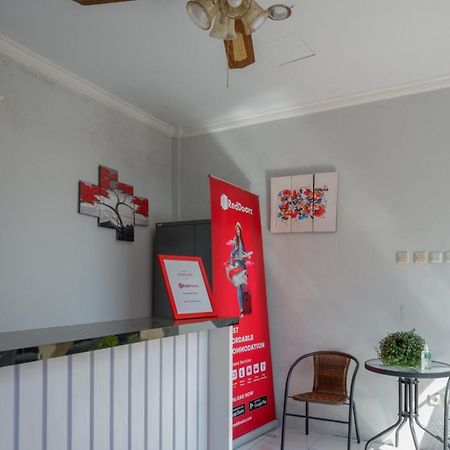 Hotel Reddoorz Near Padang Golf Adisucipto Potrojayan Exterior foto
