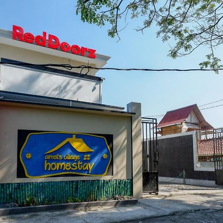 Hotel Reddoorz Near Padang Golf Adisucipto Potrojayan Exterior foto