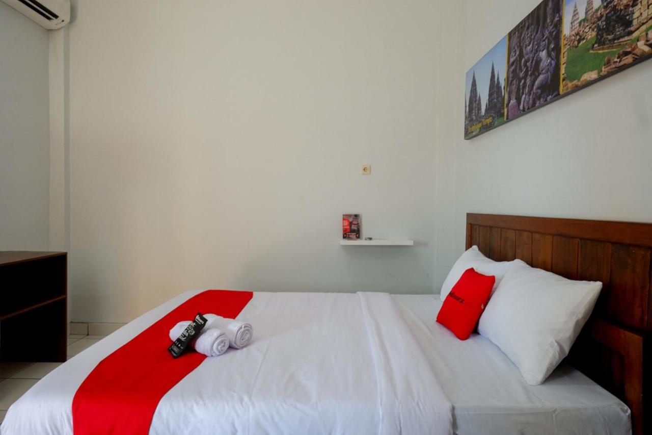 Hotel Reddoorz Near Padang Golf Adisucipto Potrojayan Exterior foto