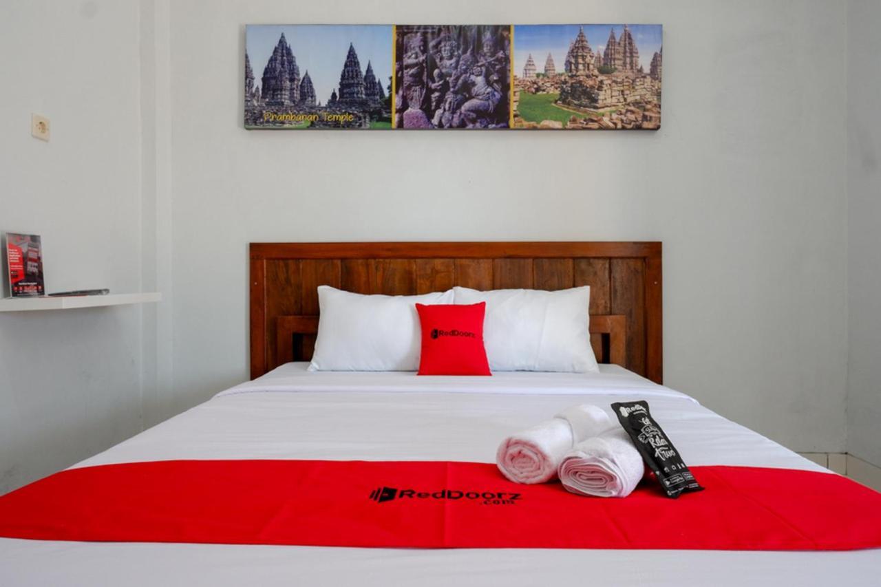 Hotel Reddoorz Near Padang Golf Adisucipto Potrojayan Exterior foto